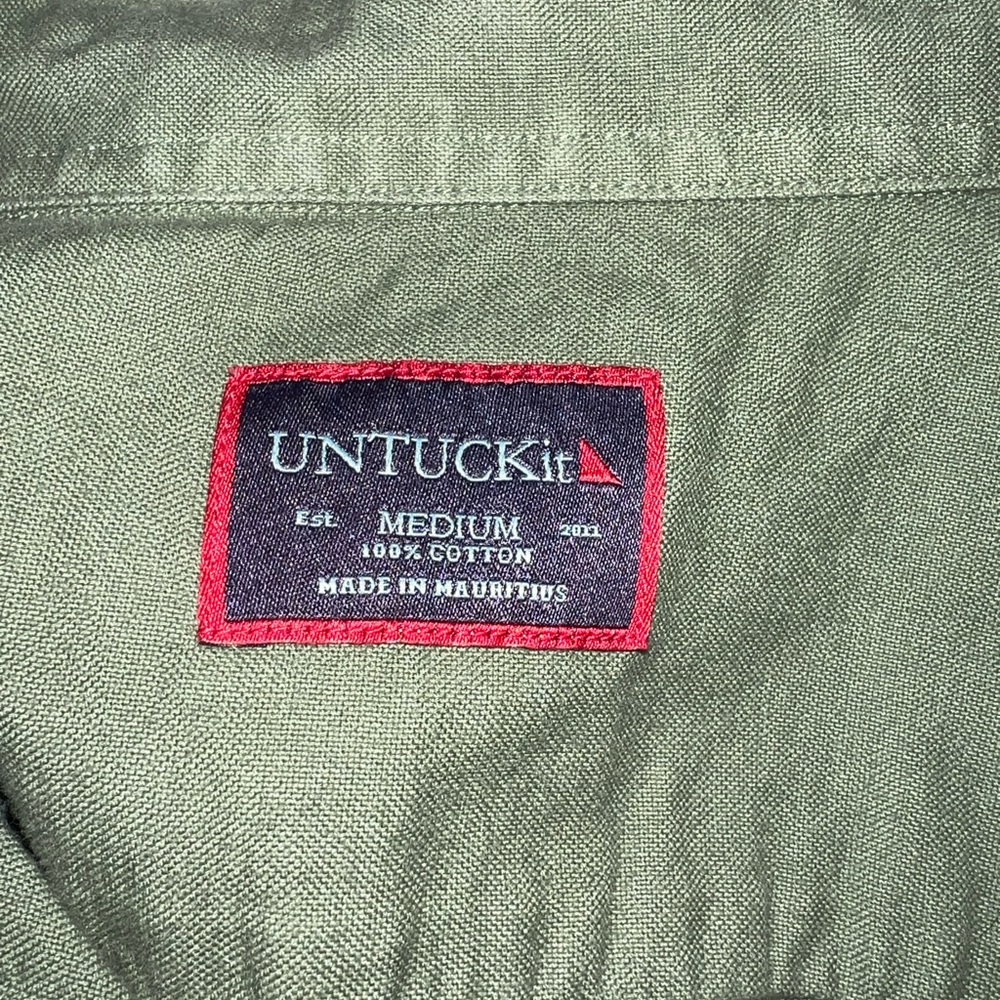 Untuckit Button Down Size Medium - image 2